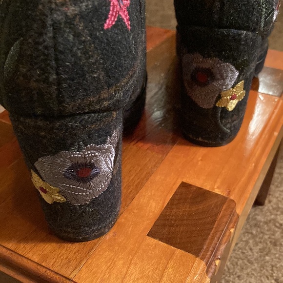 INDIGO RD. FLOWERED FABRIC ANKLE BOOT. SIZE 7.5. Too cute!!!!! EUC - Picture 3 of 12